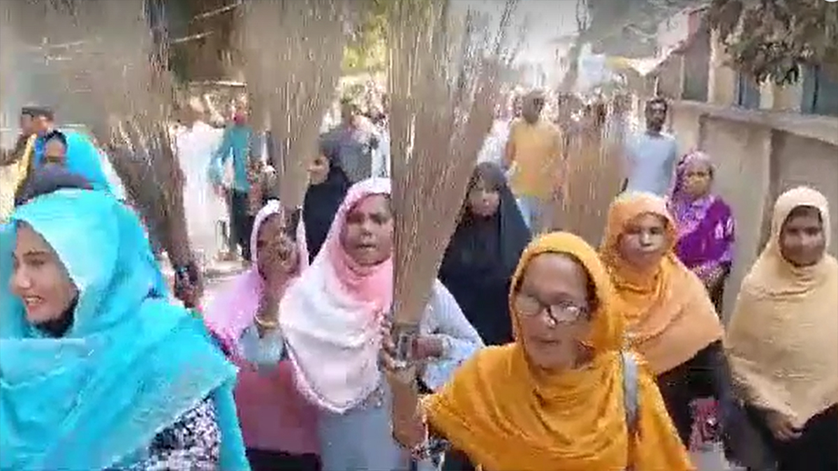 ইউএনও’র বিরুদ্ধে ঝাড়ু মিছিল